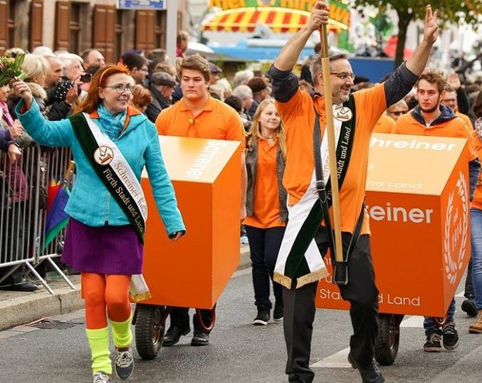 KÄRWAZUG DER SCHREINER- INNUNG FÜRTH STADT UND LAND (Schirmherrin von Reichenfels) angeführt von Karlheinz Kowarsch von     kowarsch & reichenfels art- design  und der Künstlerin Gala von Reichenfels 